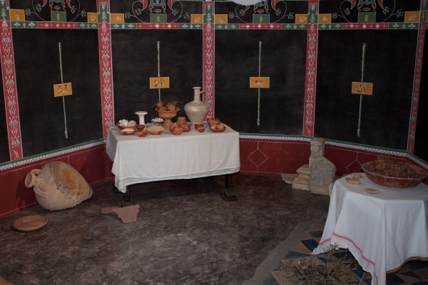 MuseoLuni_allestimento didattico con ricostruzione di una sala da banchetto